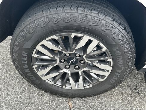 Used 2025 Chevrolet Tahoe Z71 AWD/4WD image 14