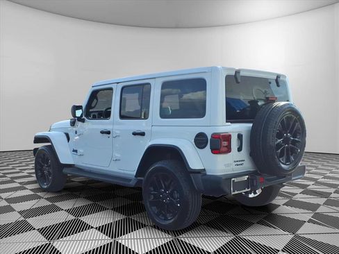 Used 2025 Jeep Wrangler Sahara image 9
