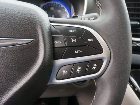 Used 2024 Chrysler Pacifica Touring-L image 23