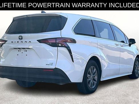Used 2022 Toyota Sienna LE image 2