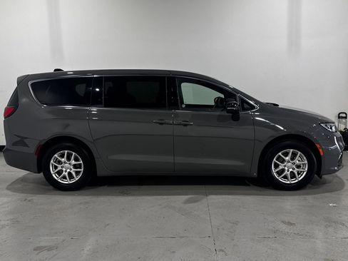 Used 2025 Chrysler Pacifica Select FWD image 22