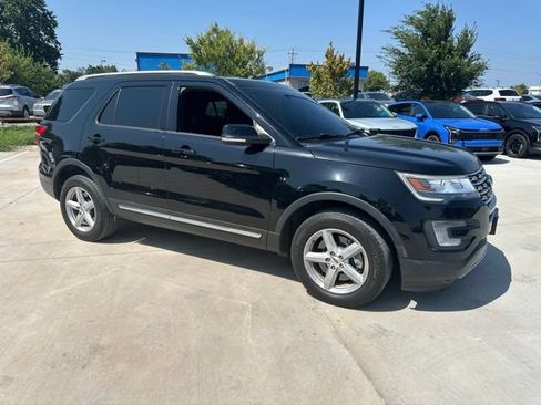 Used 2017 Ford Explorer XLT w/ Equipment Group 202A AWD/4WD image 16