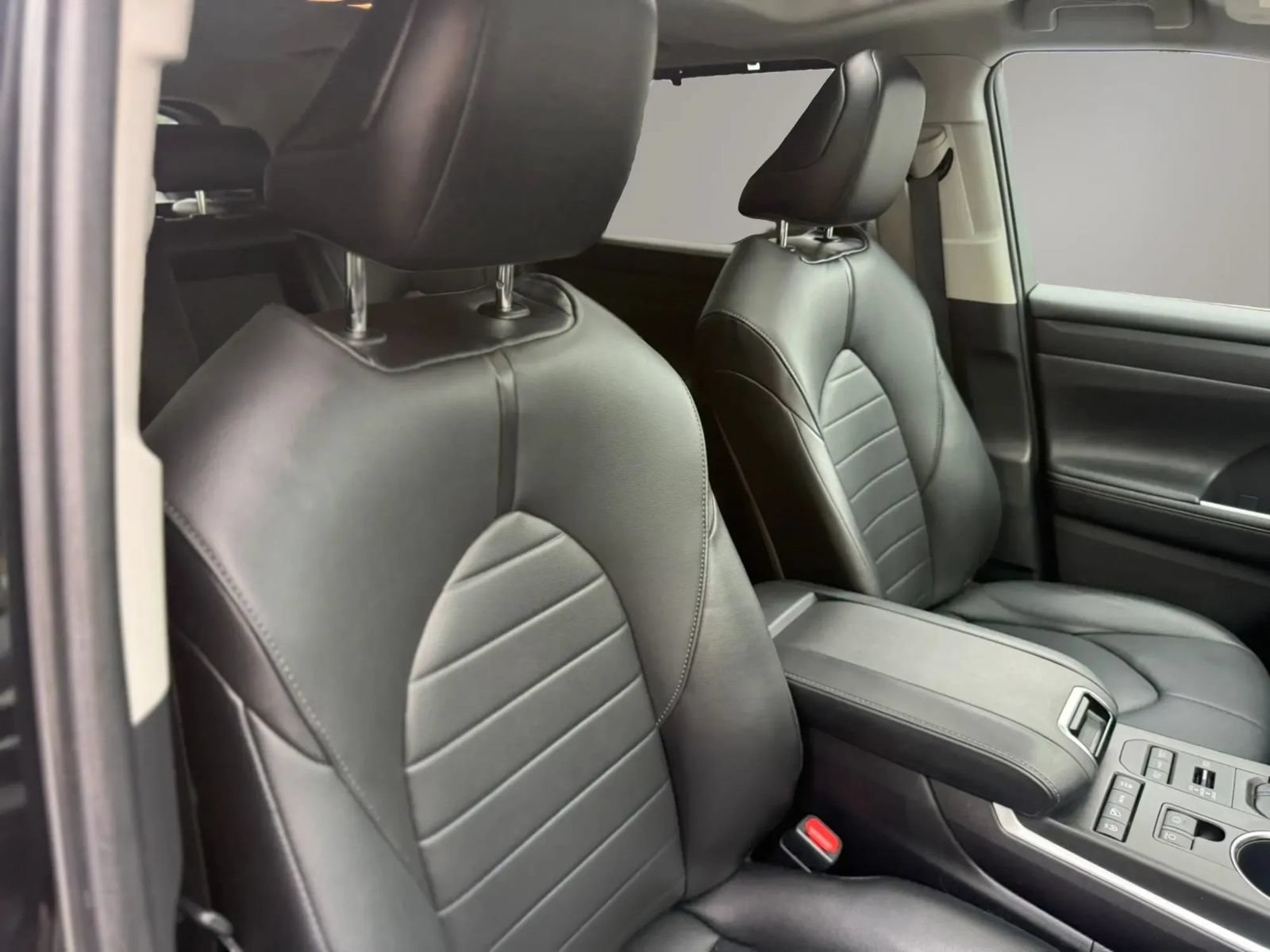 Used 2021 Toyota Highlander XLE AWD/4WD image 49