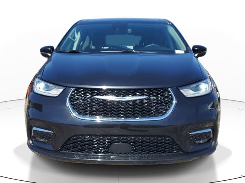 Used 2023 Chrysler Pacifica Touring-L FWD image 2