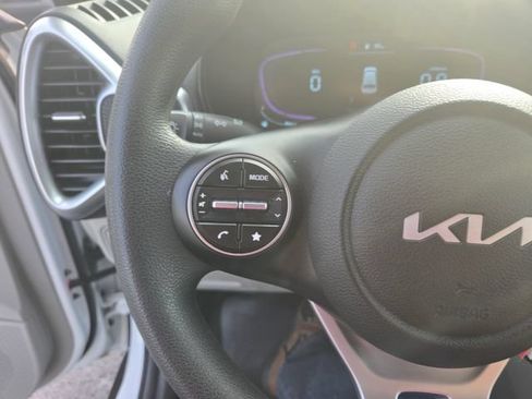 Used 2025 Kia Soul LX w/ LX Technology Package FWD image 14
