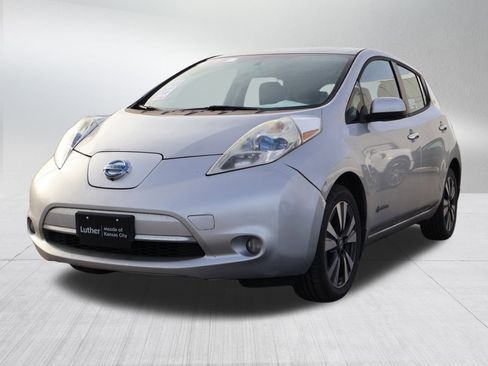 Used 2015 Nissan Leaf SL w/ Premium Package image 3