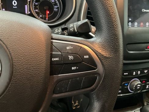 Used 2019 Jeep Cherokee Latitude w/ Popular Appearance Group image 10