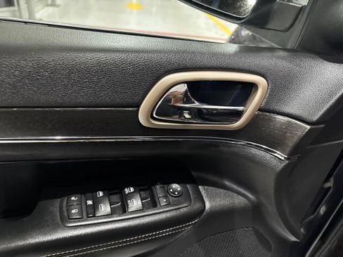 Used 2016 Jeep Grand Cherokee Limited w/ Luxury Group II AWD/4WD image 17