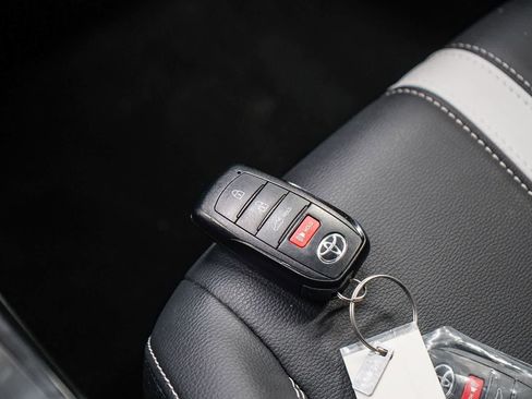 Used 2025 Toyota Camry SE image 26