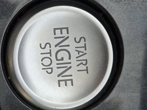 Used 2021 Volkswagen Tiguan SE image 33