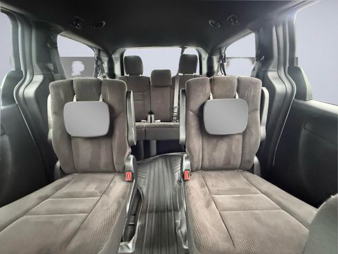 Used 2018 Dodge Grand Caravan SE FWD image 16