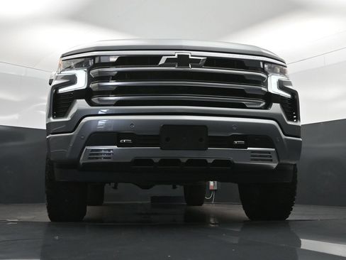 Used 2025 Chevrolet Silverado 1500 High Country w/ Technology Package AWD/4WD image 46