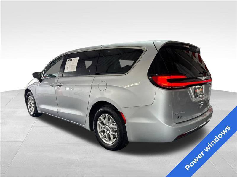 Used 2023 Chrysler Pacifica Touring-L FWD image 7