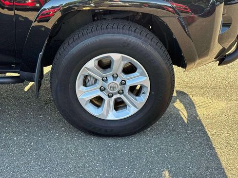 Used 2017 Toyota 4Runner SR5 AWD/4WD image 9