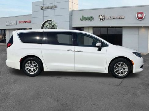 Used 2023 Chrysler Voyager LX FWD image 8