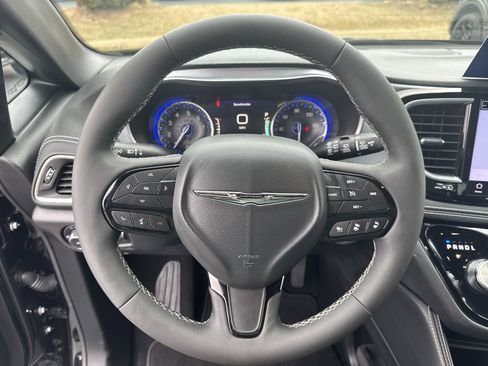 Used 2025 Chrysler Pacifica Limited image 21