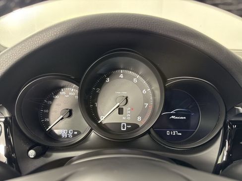 Certified 2024 Porsche Macan AWD/4WD image 37
