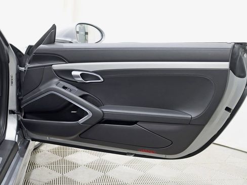 Used 2022 Porsche 718 Boxster RWD image 37