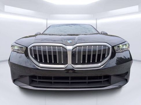 Used 2025 BMW 530i w/ Premium Package RWD image 8