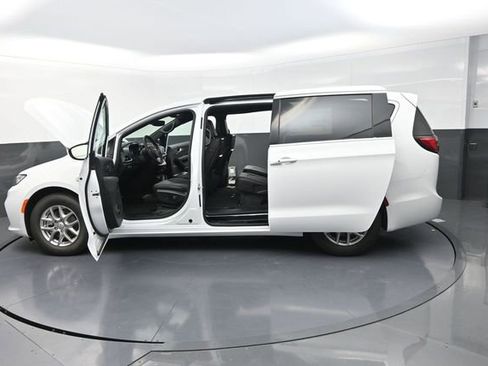 New 2026 Chrysler Pacifica Select image 30