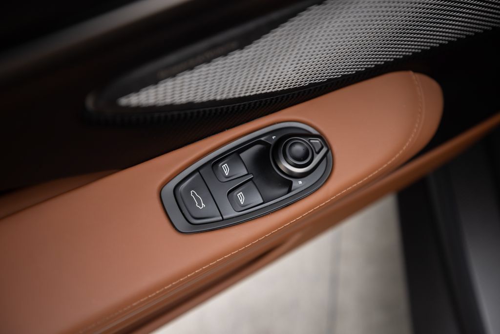 Used 2025 Aston Martin Vanquish RWD image 29