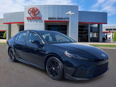 Used 2025 Toyota Camry SE FWD image 3