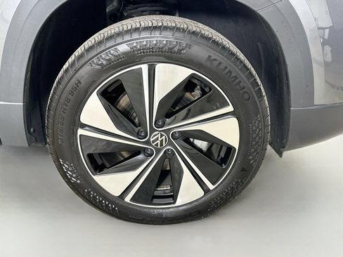 Used 2025 Volkswagen Taos SE w/ Panoramic Sunroof Package AWD/4WD image 10