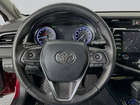 Used 2018 Toyota Camry XLE image 14