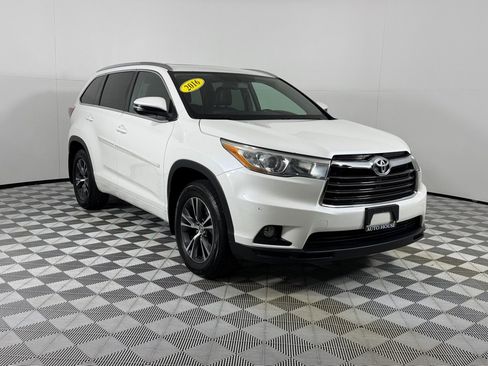Used 2016 Toyota Highlander XLE AWD/4WD image 3