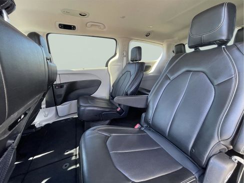 Used 2023 Chrysler Pacifica Touring-L image 16