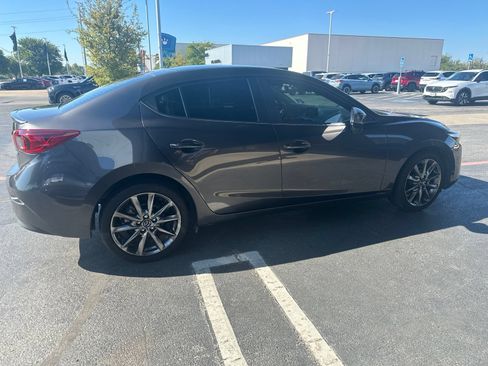 Used 2018 MAZDA MAZDA3 Touring FWD image 4