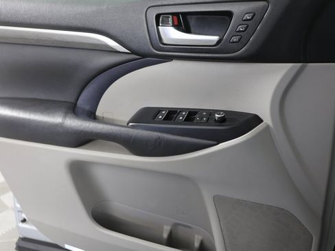 Used 2018 Toyota Highlander Limited image 26