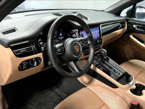 Certified 2023 Porsche Macan image 4