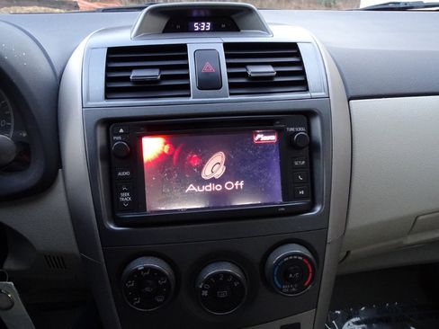 Used 2013 Toyota Corolla LE image 17