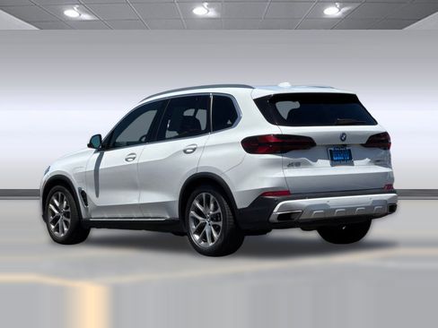 Used 2025 BMW X5 xDrive50e AWD/4WD image 3