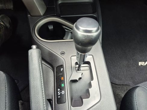 Used 2018 Toyota RAV4 LE FWD image 20