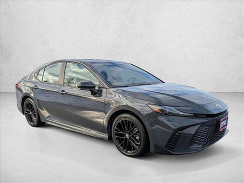 Used 2025 Toyota Camry SE image 3