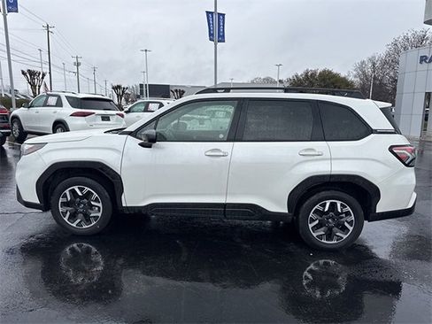 Used 2025 Subaru Forester Premium image 2