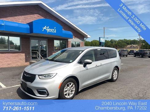 Used 2023 Chrysler Pacifica Touring-L FWD image 1