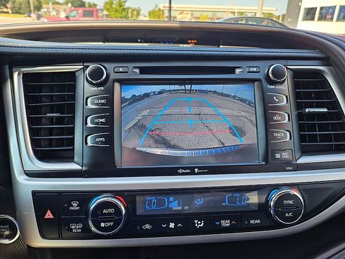 Used 2014 Toyota Highlander XLE FWD image 18