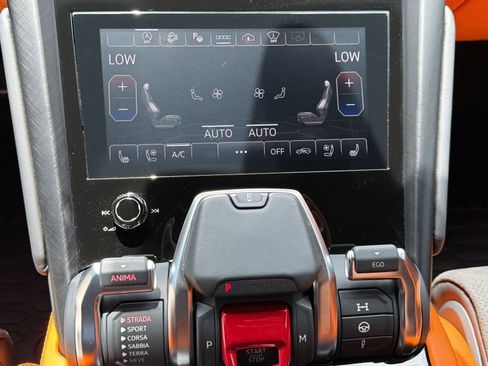 Used 2022 Lamborghini Urus AWD/4WD image 27