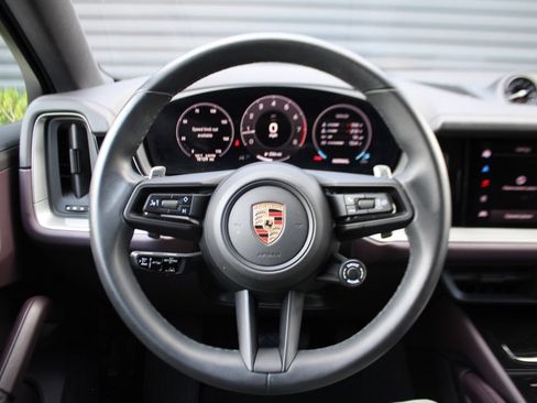 Used 2025 Porsche Cayenne image 17