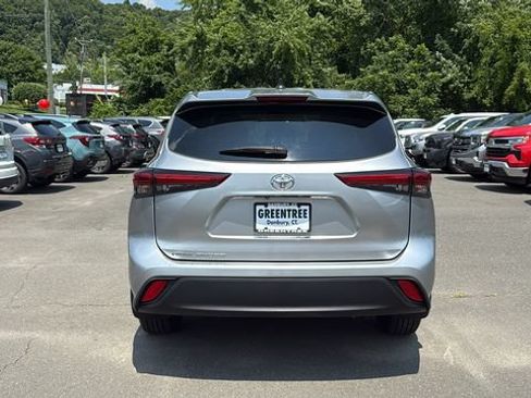 Used 2023 Toyota Highlander L FWD image 5