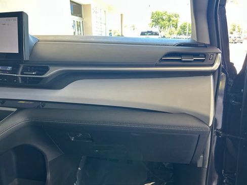 Used 2025 Toyota Sienna XLE FWD image 27