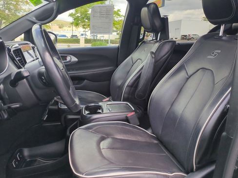 Used 2018 Chrysler Pacifica Limited image 21