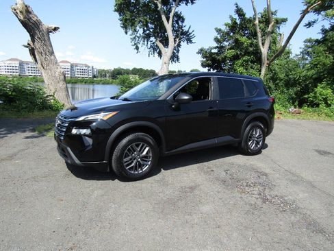 Used 2024 Nissan Rogue S AWD/4WD image 2