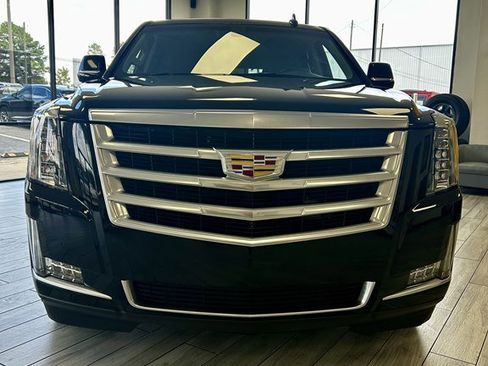 Used 2018 Cadillac Escalade 2WD image 2