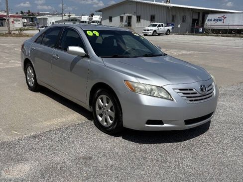 Used 2009 Toyota Camry LE FWD image 2