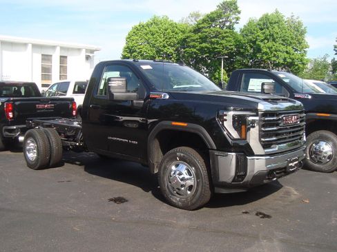 New 2026 GMC Sierra 3500 SLE w/ SLE Convenience Package AWD/4WD image 2