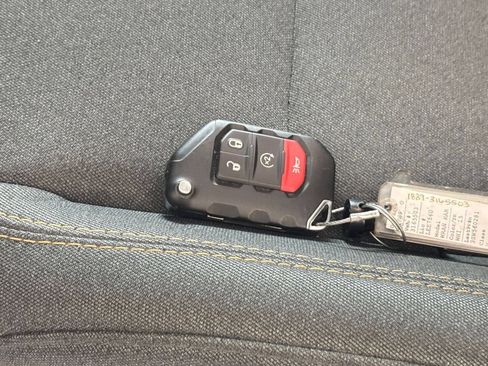 Used 2025 Jeep Wrangler Unlimited Sahara AWD/4WD image 21